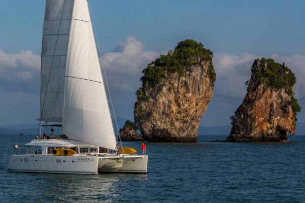 Catamaran de luxe avec équipage 00SEVEN