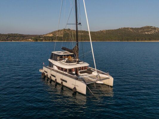 Catamarán de lujo con tripulación PRINCESS KARLA