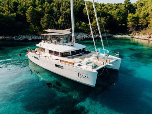 Catamarán de lujo con tripulación Baza