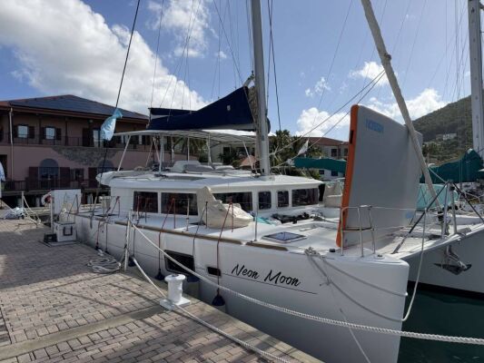 Catamaran de luxe avec équipage NEON MOON