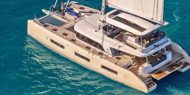 Catamaran de luxe avec équipage LADY ROSE