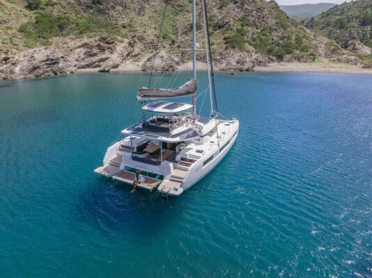Catamaran de luxe avec équipage LORAIN