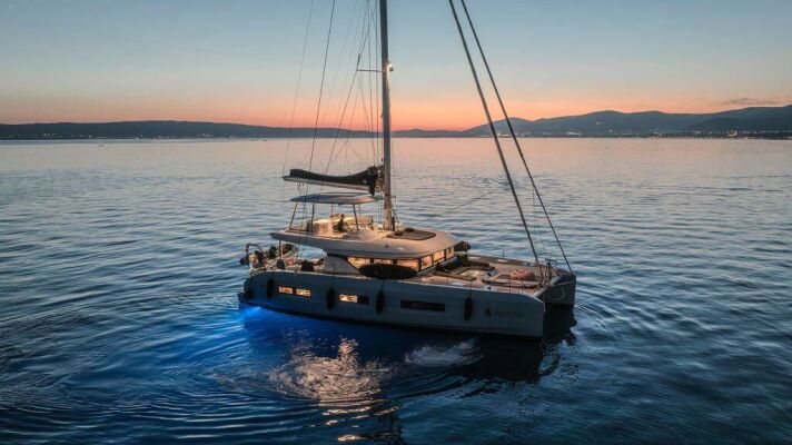 Catamaran de luxe avec équipage TRIWING OSSUS