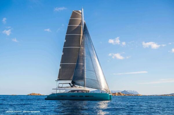 Catamarán de lujo con tripulación ARKTOS