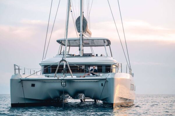 Catamarán de lujo con tripulación EL BLUE