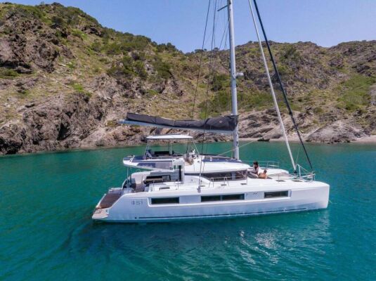 Catamaran de luxe avec équipage ELOYA RAY
