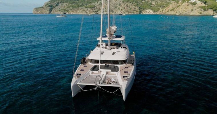 Catamaran de luxe avec équipage TRI-WING CARIDA