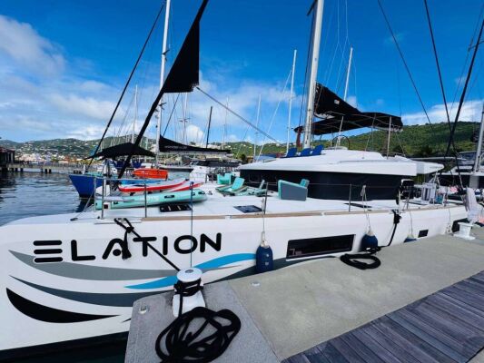 Catamaran de luxe avec équipage Elation