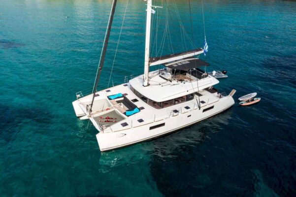 Catamaran de luxe avec équipage MOYA