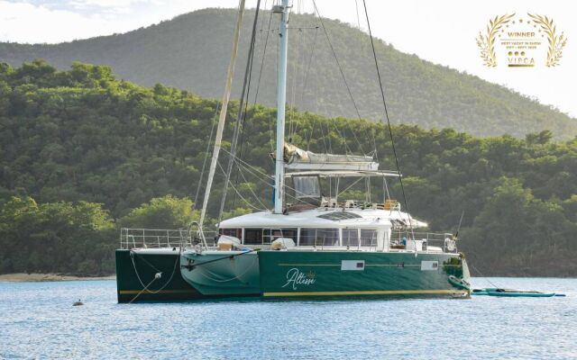 Catamaran de luxe avec équipage ALTESSE