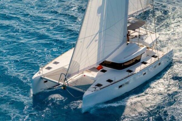 Catamaran de luxe avec équipage SUMMERTIME