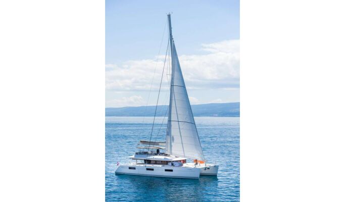 Catamarán de lujo con tripulación OPAL (Lagoon 620)