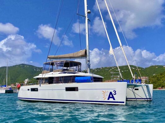 Catamaran de luxe avec équipage A3