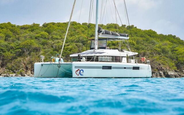 Catamaran de luxe avec équipage OUI CHERIE