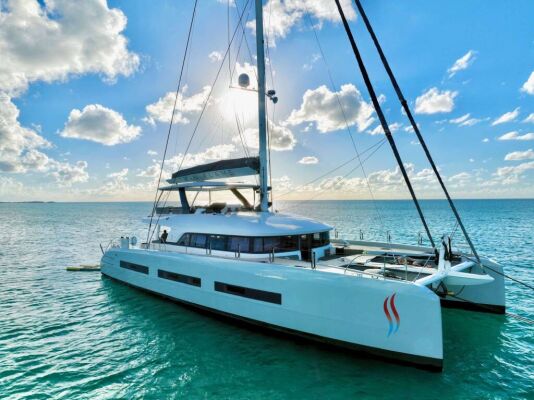 Catamaran de luxe avec équipage TWIN FLAME 77
