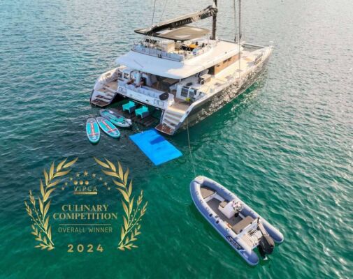 Catamarán de lujo con tripulación MAHASATTVA