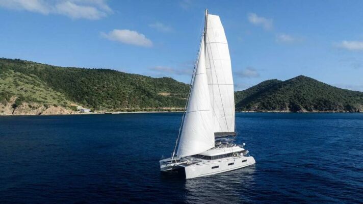 Catamaran de luxe avec équipage DRAGONFLY