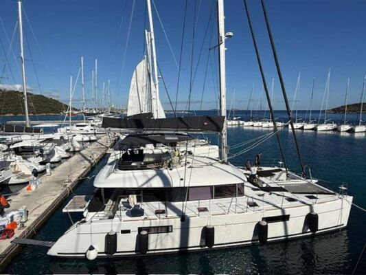 Catamarán de lujo con tripulación Adeia II