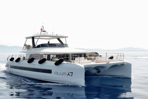 Catamaran de luxe avec équipage VALIUM 67