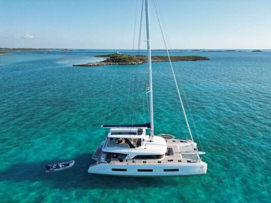 Catamaran de luxe avec équipage AURA