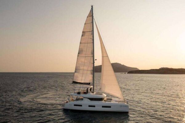 Catamaran de luxe avec équipage HYDRUS