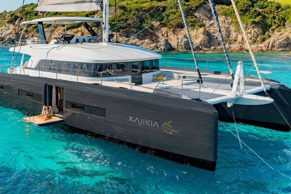 Catamaran de luxe avec équipage KAJIKIA