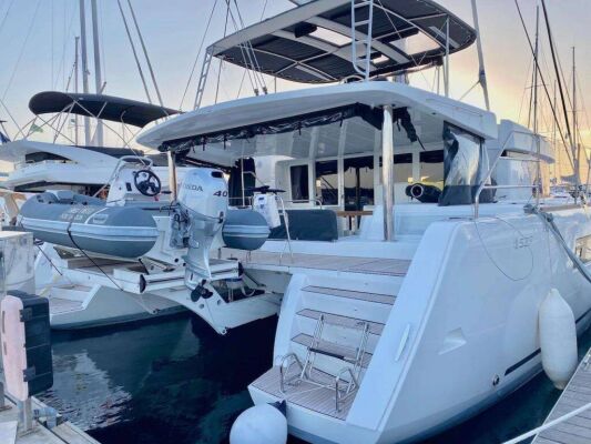 Catamaran de luxe avec équipage JOLIE