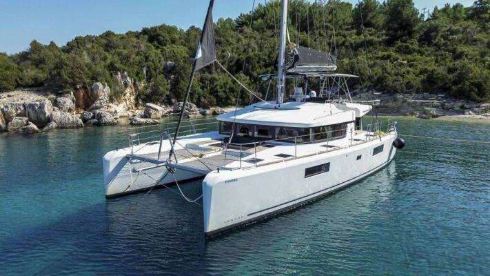 Catamaran de luxe avec équipage TAMIRO