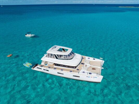 Catamaran de luxe avec équipage PLAYTIME