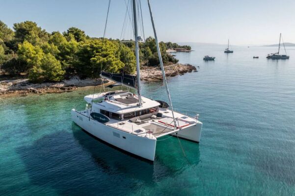 Catamarán de lujo con tripulación Falco 