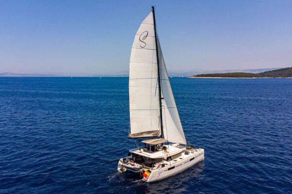 Catamaran de luxe avec équipage SERENITY (Lagoon 52F)