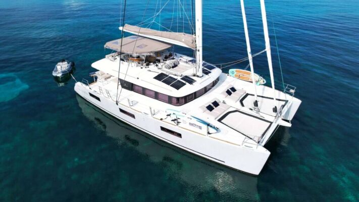 Catamaran de luxe avec équipage AKASHA
