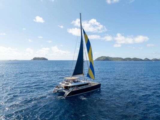 Catamarán de lujo con tripulación ANDROMEDA