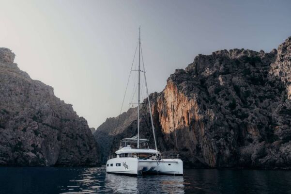 Catamarán de lujo con tripulación ALMOSTA ROAD