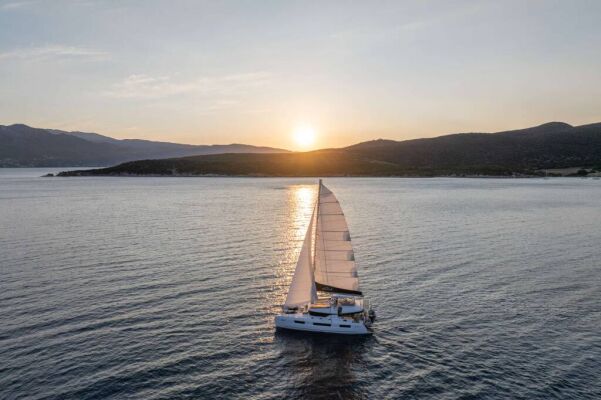 Catamaran de luxe avec équipage ARANEL