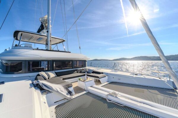 Catamaran de luxe avec équipage BLACK CAVIAR