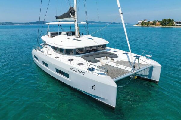 Catamaran de luxe avec équipage NOMAD