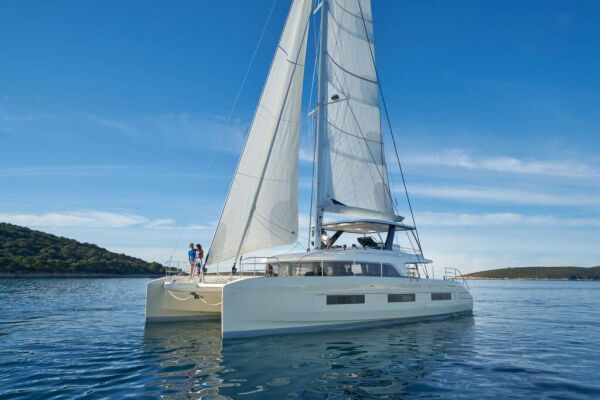 Catamaran de luxe avec équipage AMADA MIA