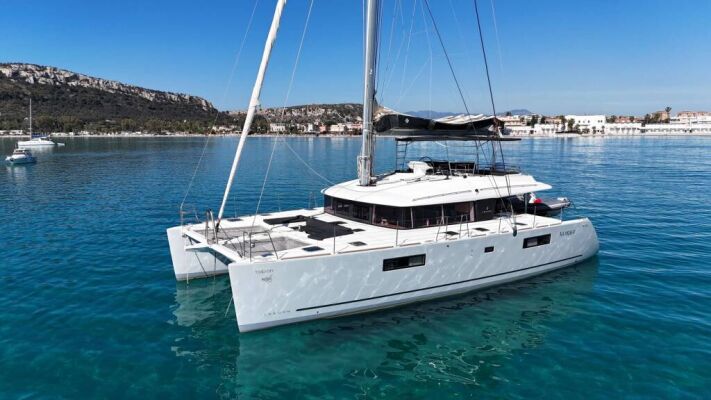 Catamaran de luxe avec équipage Taipan