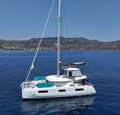 Catamarán de lujo con tripulación ZALINA