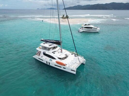 Catamaran de luxe avec équipage SHIPS & GIGGLES