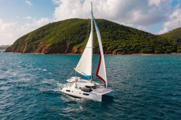 Catamaran de luxe avec équipage SOL SEEKER