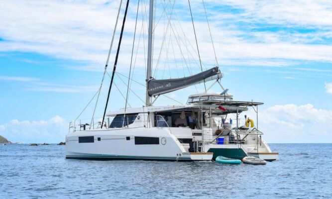 Catamaran de luxe avec équipage SISU