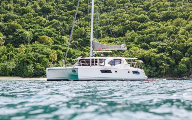 Catamaran de luxe avec équipage BLACKFISK