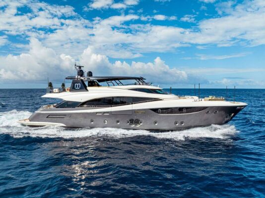 Luxury motor yacht CIELO NERO