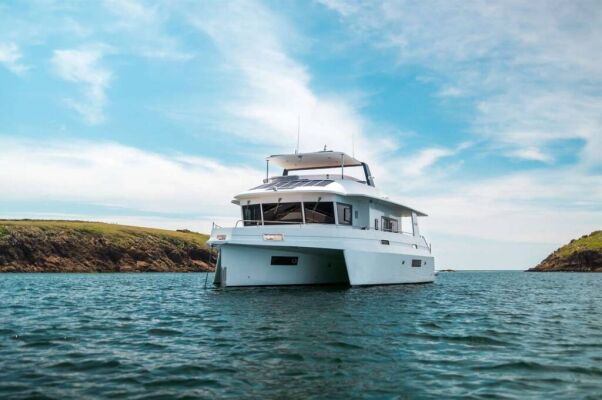 Catamarán de lujo con tripulación L'INDECIS