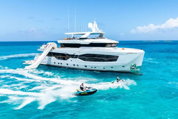 Luxury motor yacht EAU LA LA 