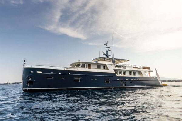 Luxury motor yacht Araok