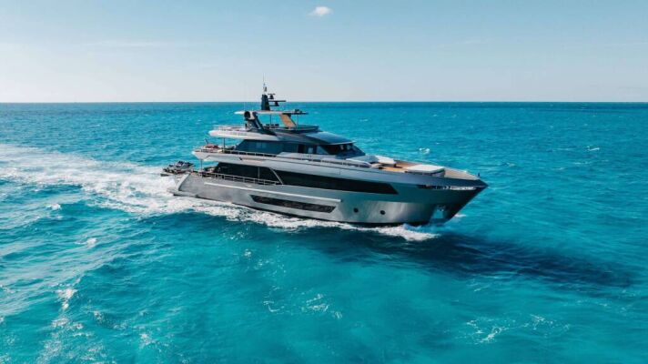 Yate de lujo A SALT WEAPON