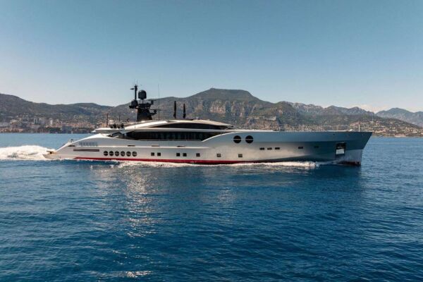 Luxury motor yacht DB9